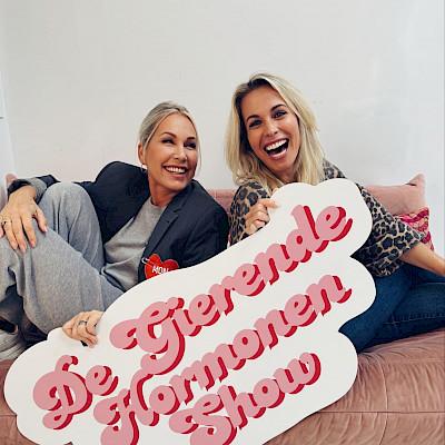 Vivian Reijs en Tanja Jess - De Gierende Hormonen Show (try-out)